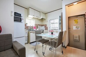 Fridge, microwave, stovetop, cookware/dishes/utensils