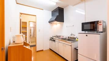 Fridge, microwave, stovetop, cookware/dishes/utensils