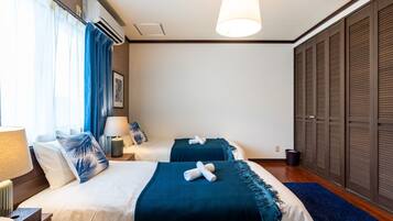 5 slaapkamers, een bureau, een strijkplank/strijkijzer, gratis wifi