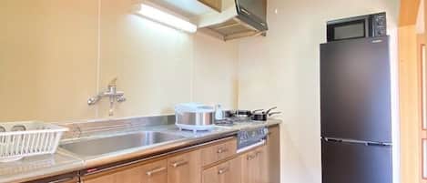 Frigorífico, microondas, placa de cocina y utensilios de cocina
