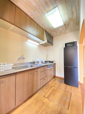 Réfrigérateur, four à micro-ondes, surface de cuisson