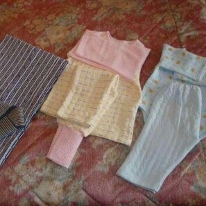 A bed with a floral-patterned bedspread and a plain pillow. - For business  sightseeing  Breakfast included pl / Mombetsu-gun Hokkaidō (Mombetsu-gun)