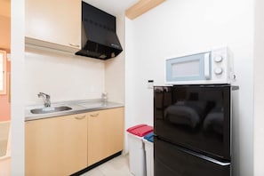 Fridge, microwave, stovetop, cookware/dishes/utensils - Quadruple room / Kyoto Kyōto (Kyoto)