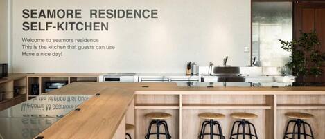 Kühlschrank, Mikrowelle, Kochgeschirr/Geschirr/Besteck