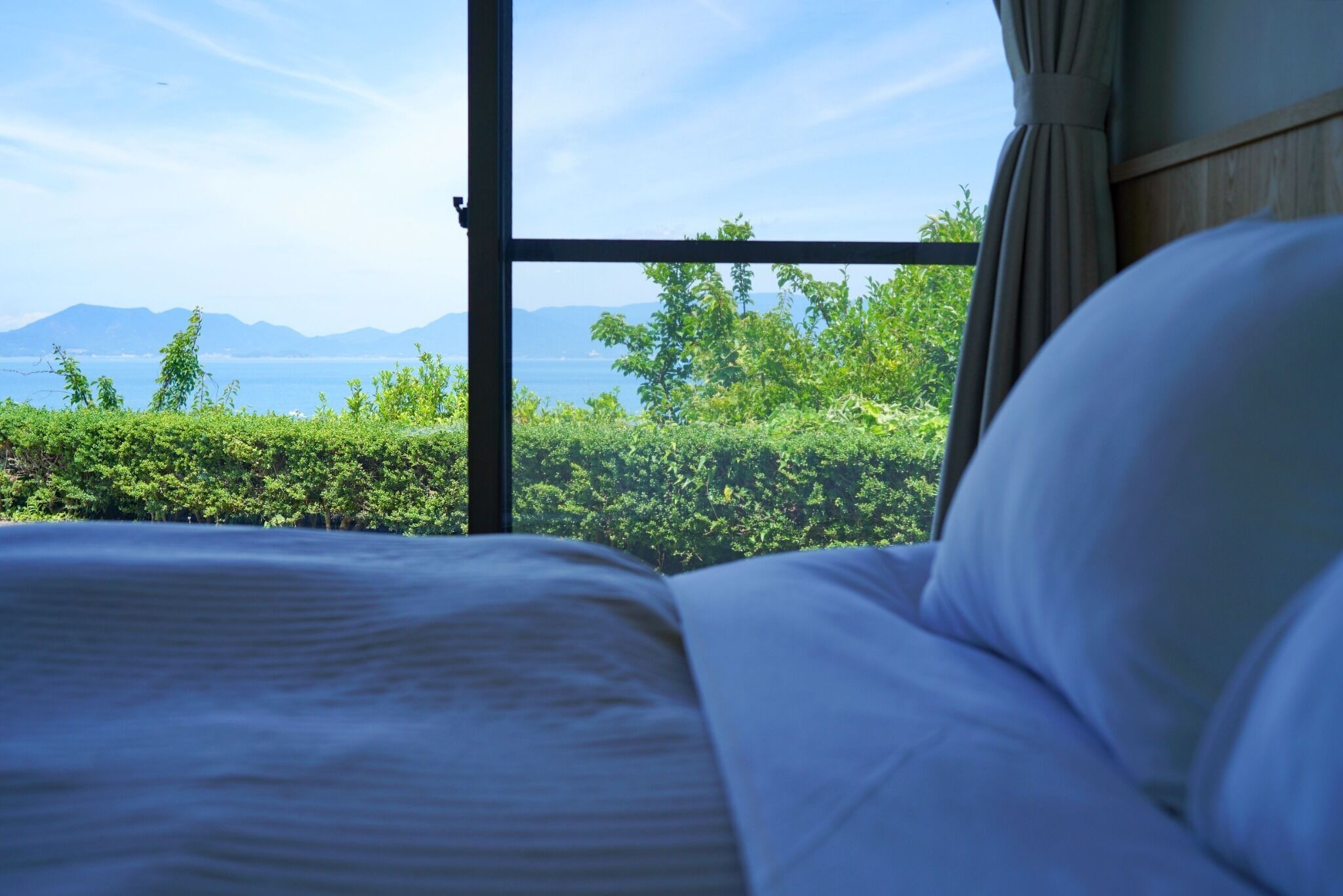 3 makuuhuonetta, työpöytä, ilmainen Wi-Fi, vuodevaatteet