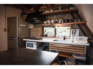 Kylskåp, mikrovågsugn, spishäll och grytor/köksredskap