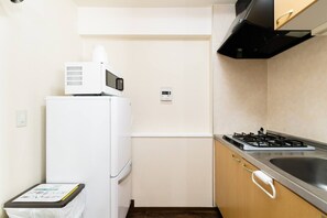 Fridge, microwave, stovetop, cookware/dishes/utensils