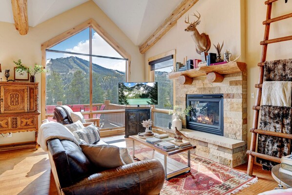 Smart TV, fireplace, Netflix, Hulu