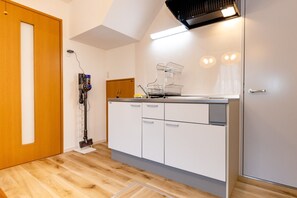 冷蔵庫、電子レンジ、コンロ、調理器具と食器