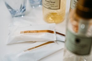 ヘアドライヤー、タオル、シャンプー