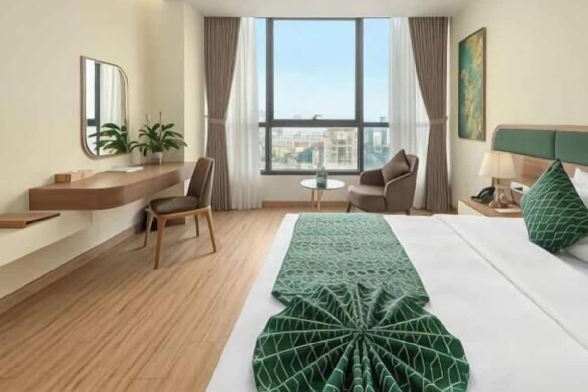 Minibar, muebles diferentes y escritorio