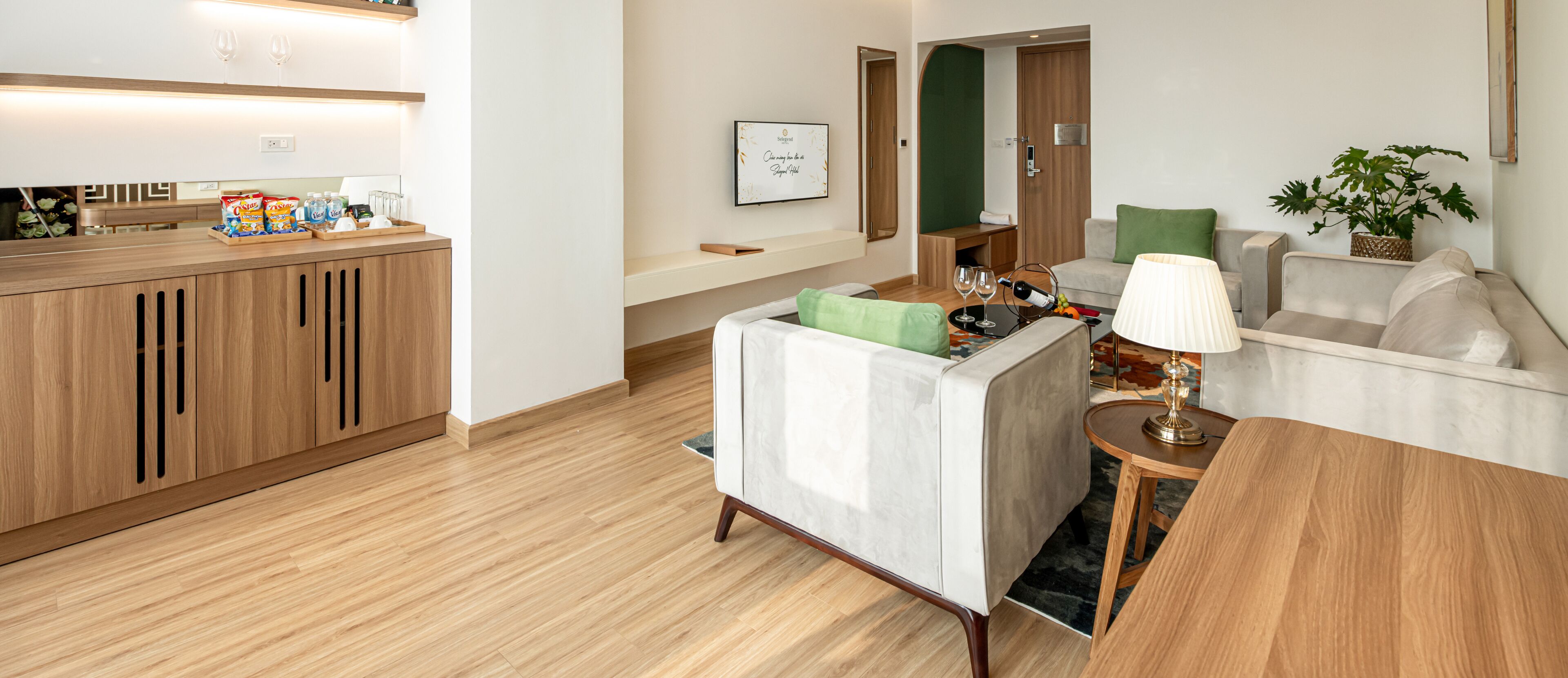 Una sala de estar moderna con un sofá, una mesa de centro y un comedor con un aparador de madera.