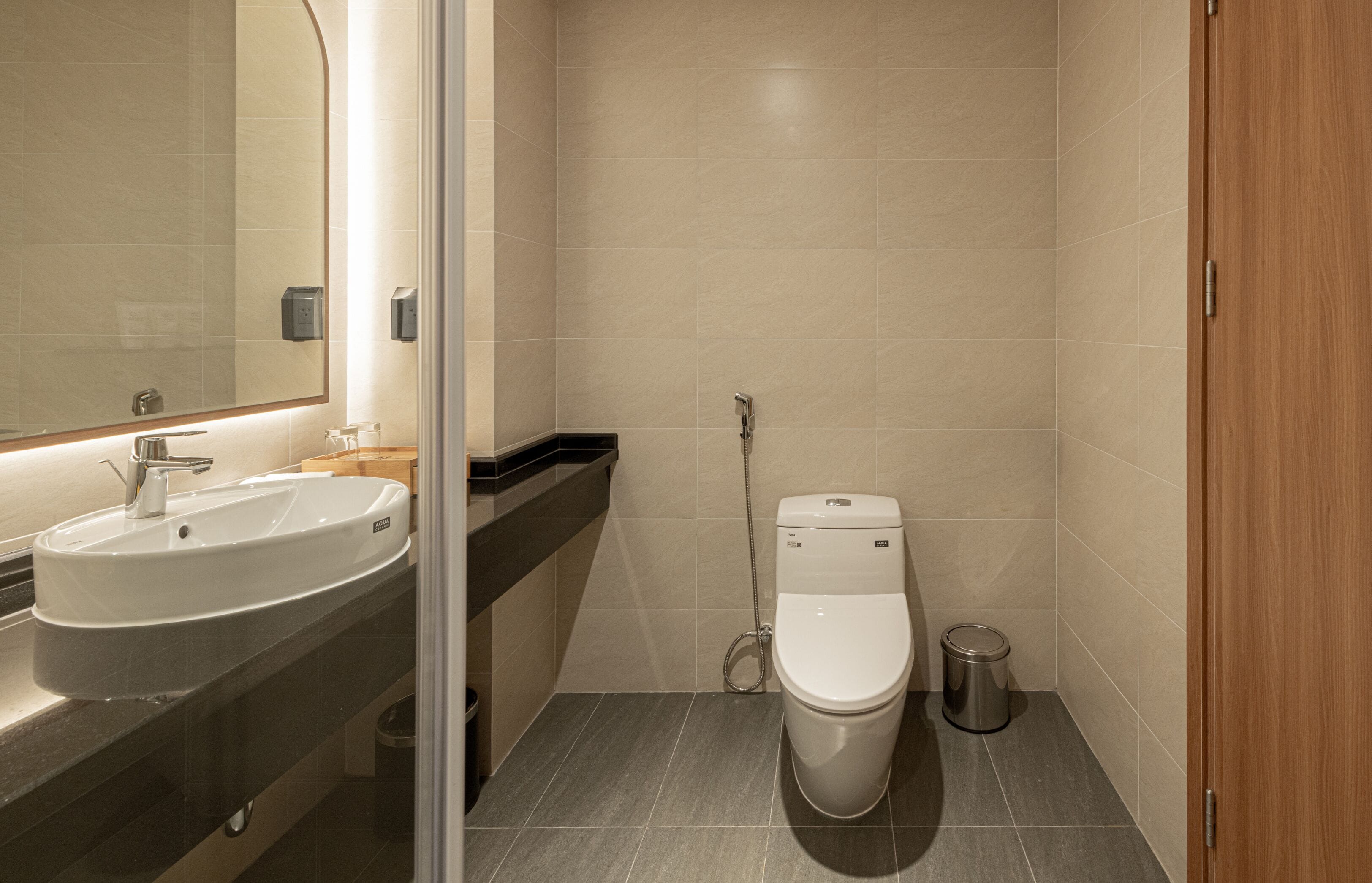 Ein modernes Badezimmer mit Waschbecken, Toilette und Dusche.