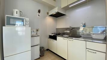 Fridge, microwave, stovetop, cookware/dishes/utensils