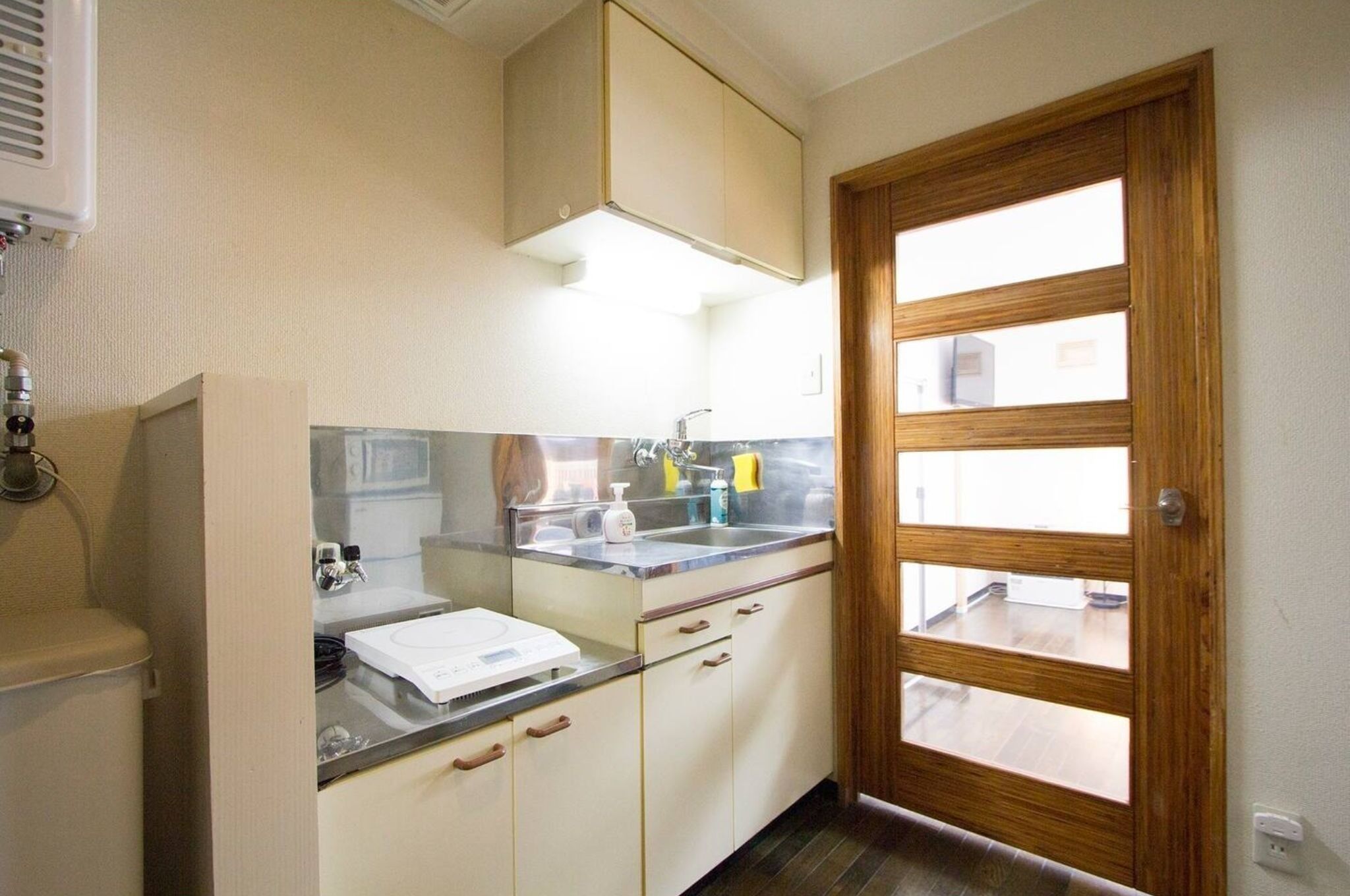 Fridge, microwave, stovetop, cookware/dishes/utensils