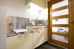 Fridge, microwave, stovetop, cookware/dishes/utensils