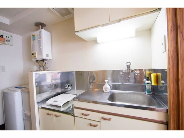 Fridge, microwave, stovetop, cookware/dishes/utensils