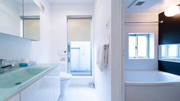 吹风机、拖鞋、毛巾