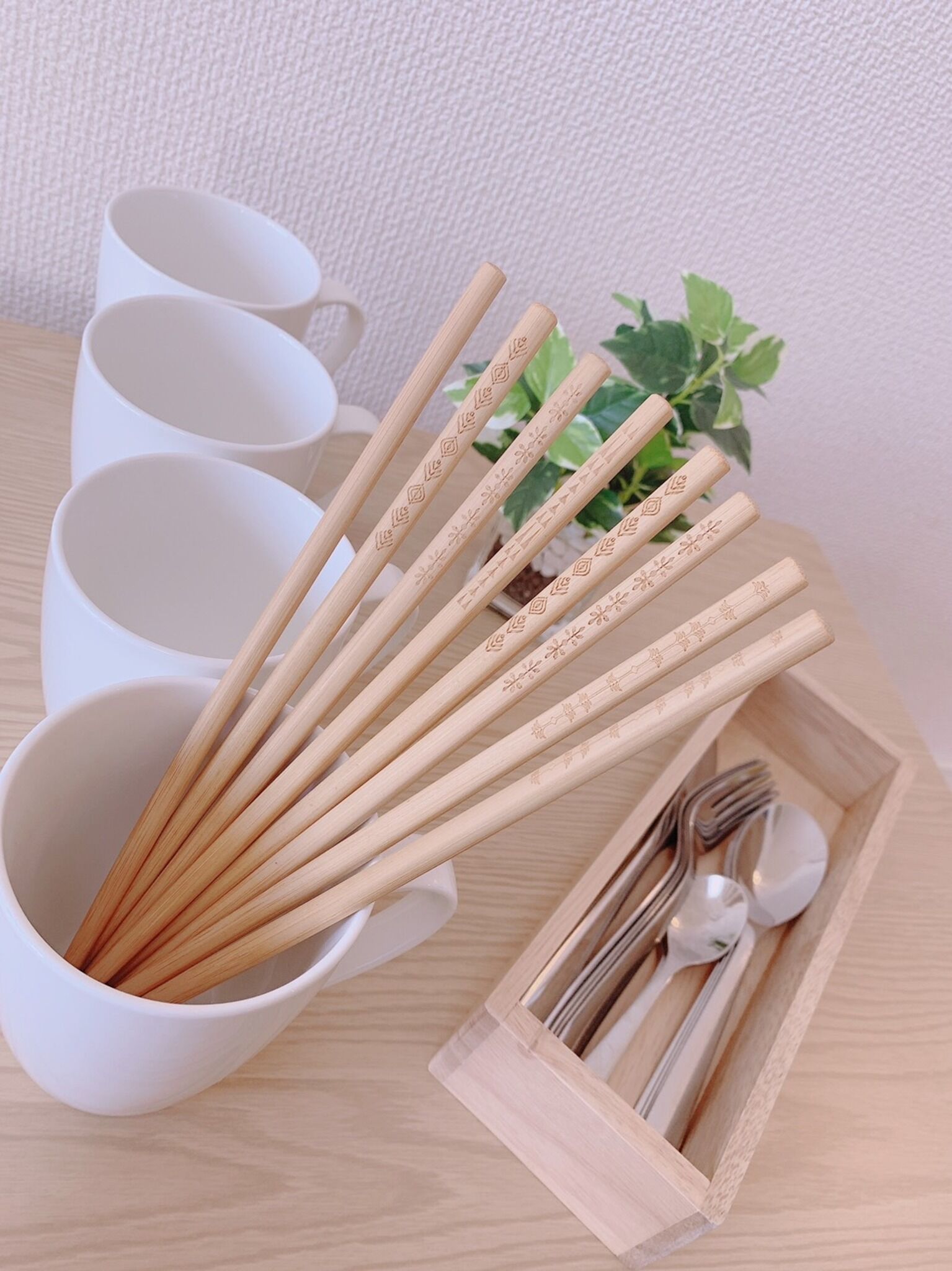 冷蔵庫、電子レンジ、コンロ、調理器具と食器