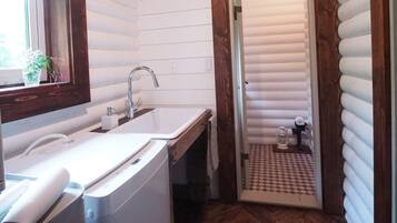 Sèche-cheveux, serviettes fournies