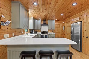 Fridge, microwave, oven, stovetop - The Cabin, Hot Tub, Game Room, Screened Porch, Fire Pit (Morganton)