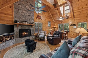 TV - The Cabin, Hot Tub, Game Room, Screened Porch, Fire Pit (Morganton)