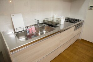 Fridge, microwave, stovetop, cookware/dishes/utensils - Entire house reserved3 minutes walk from the station5 minutes Namba trainDirect to KIX - MON Tianxia Chaya MIYAVI Resort / Osaka Ōsaka (Osaka)