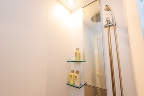 Secador de pelo, toallas