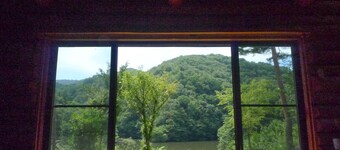 A special space overlooking the dam lake Give you - Kaminoyama Log House / Suzu Ishikawa