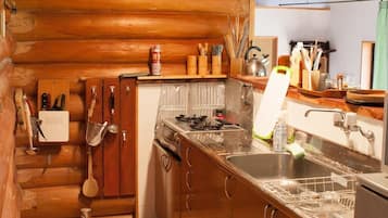 Refrigerador, microondas, parrilla de estufa y utensilios de cocina