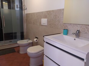 Bruser, miljøvenlige toiletartikler, hårtørrer, bidet
