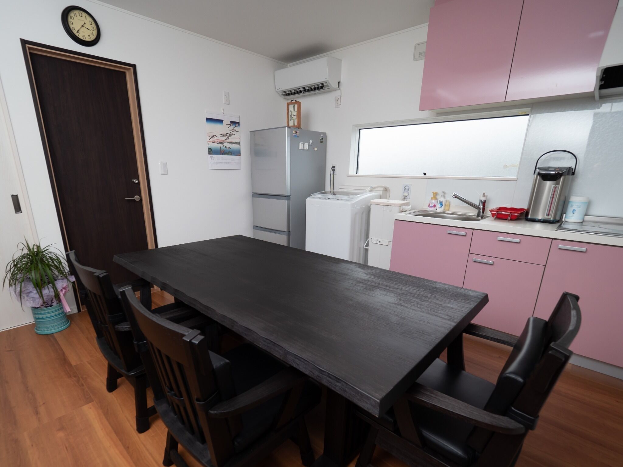 Kühlschrank, Mikrowelle, Kochgeschirr/Geschirr/Besteck, Esstisch