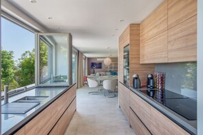 Frigorífic, microones, forn i placa de cuina 