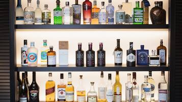 Una estantería con diferentes botellas de licor.