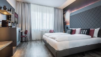 Cofres nos quartos, escrivaninha, espaço de trabalho para notebook