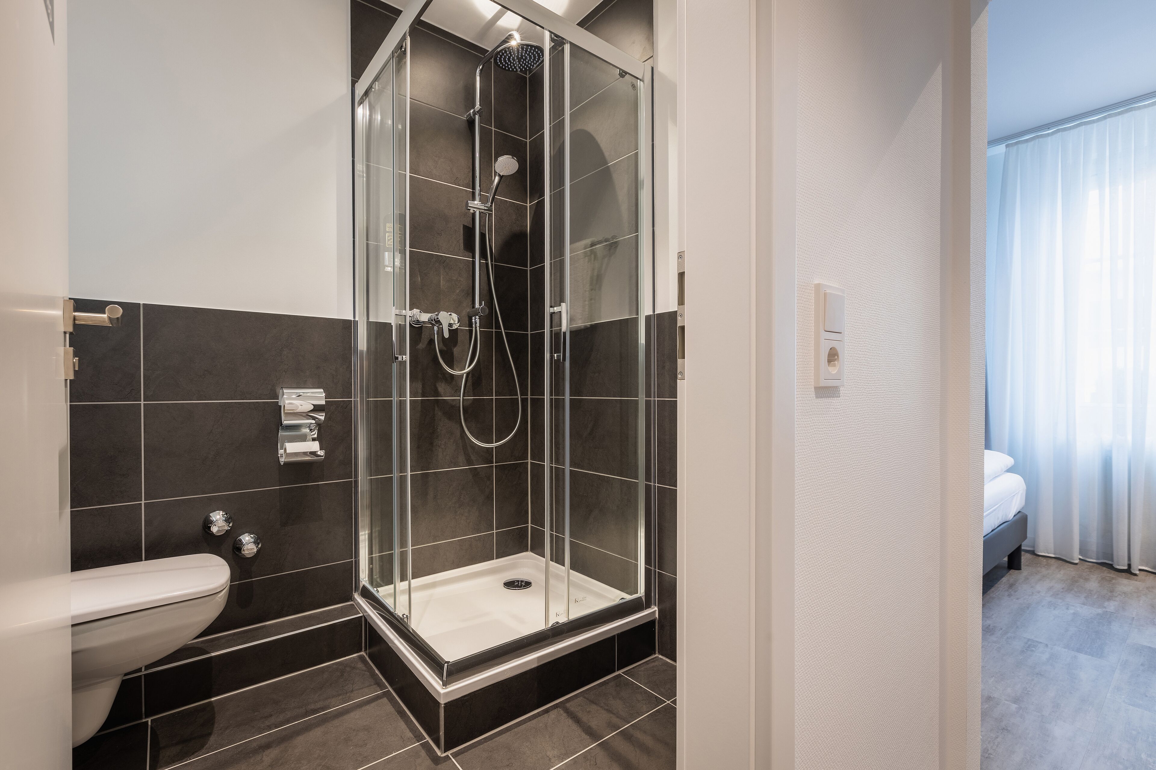 single room | bathroom | shower, rainfall showerhead, free toiletries, hair dryer