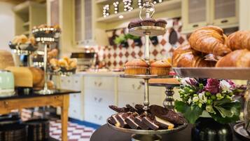 Tägliches Frühstücksbuffet (16.80 EUR pro Person)