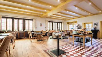 Café da manhã com buffet diário (EUR 16.80 por pessoa)