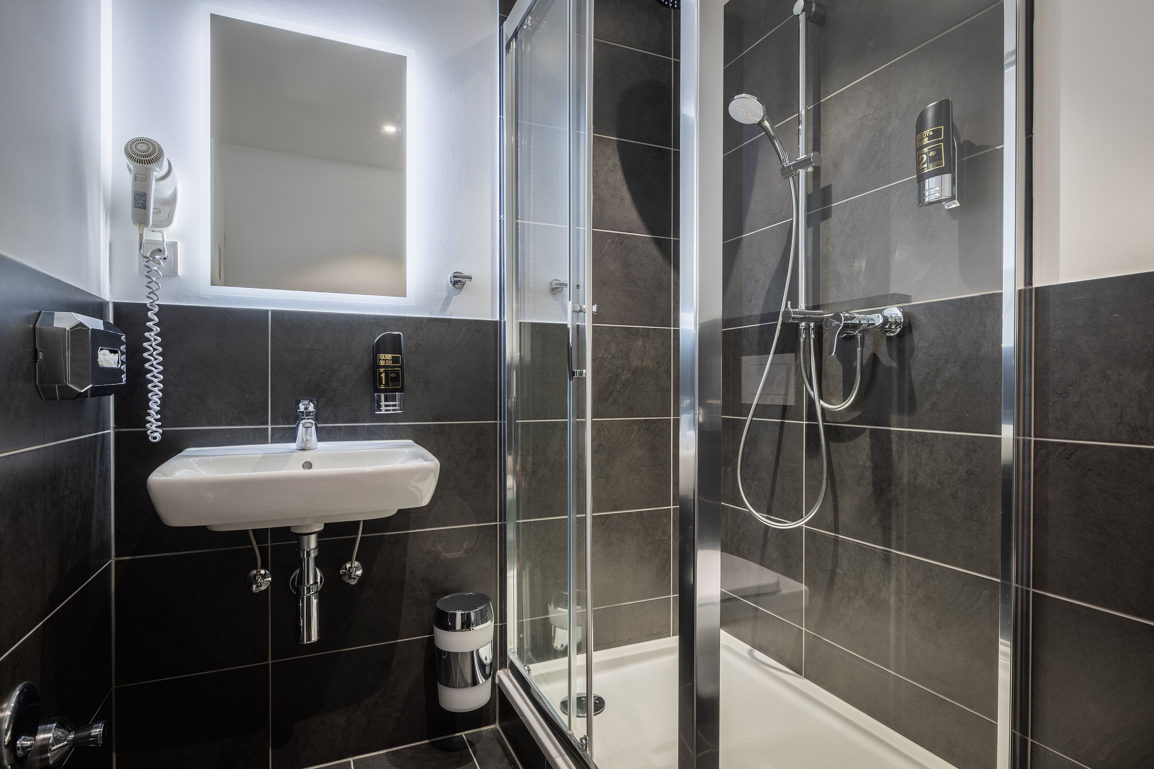 doppelzimmer large city | bathroom | shower, rainfall showerhead, free toiletries, hair dryer