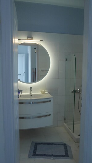 Douche, sèche-cheveux, serviettes fournies, savon
