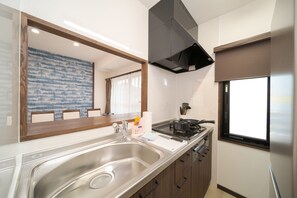 Fridge, microwave, stovetop, cookware/dishes/utensils - New Ume located on the 3rd floor / Yufu Ōita (Yufu)