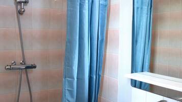 Een douche, handdoeken