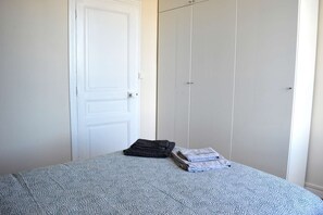 1 多间卧室、熨斗/熨衣板、床单