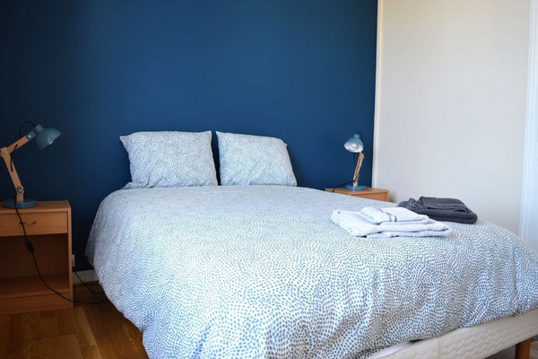 1 habitación, tabla de planchar con plancha y ropa de cama