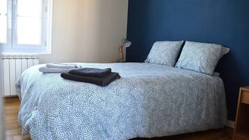 1 chambre, fer et planche à repasser, draps fournis