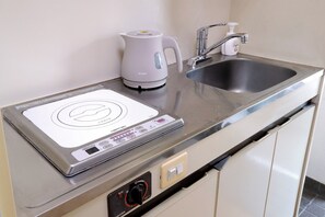 冷蔵庫、電子レンジ、コンロ、電気ポット