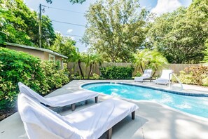 Alberca al aire libre y alberca climatizada