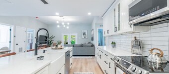 Home w/heated pool 10 mins to Clearwater Beach!