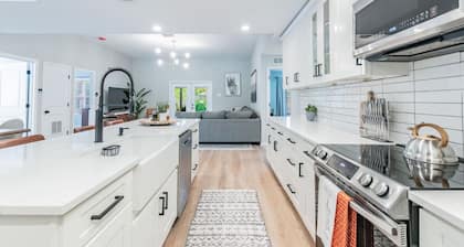 Home w/heated pool 10 mins to Clearwater Beach!