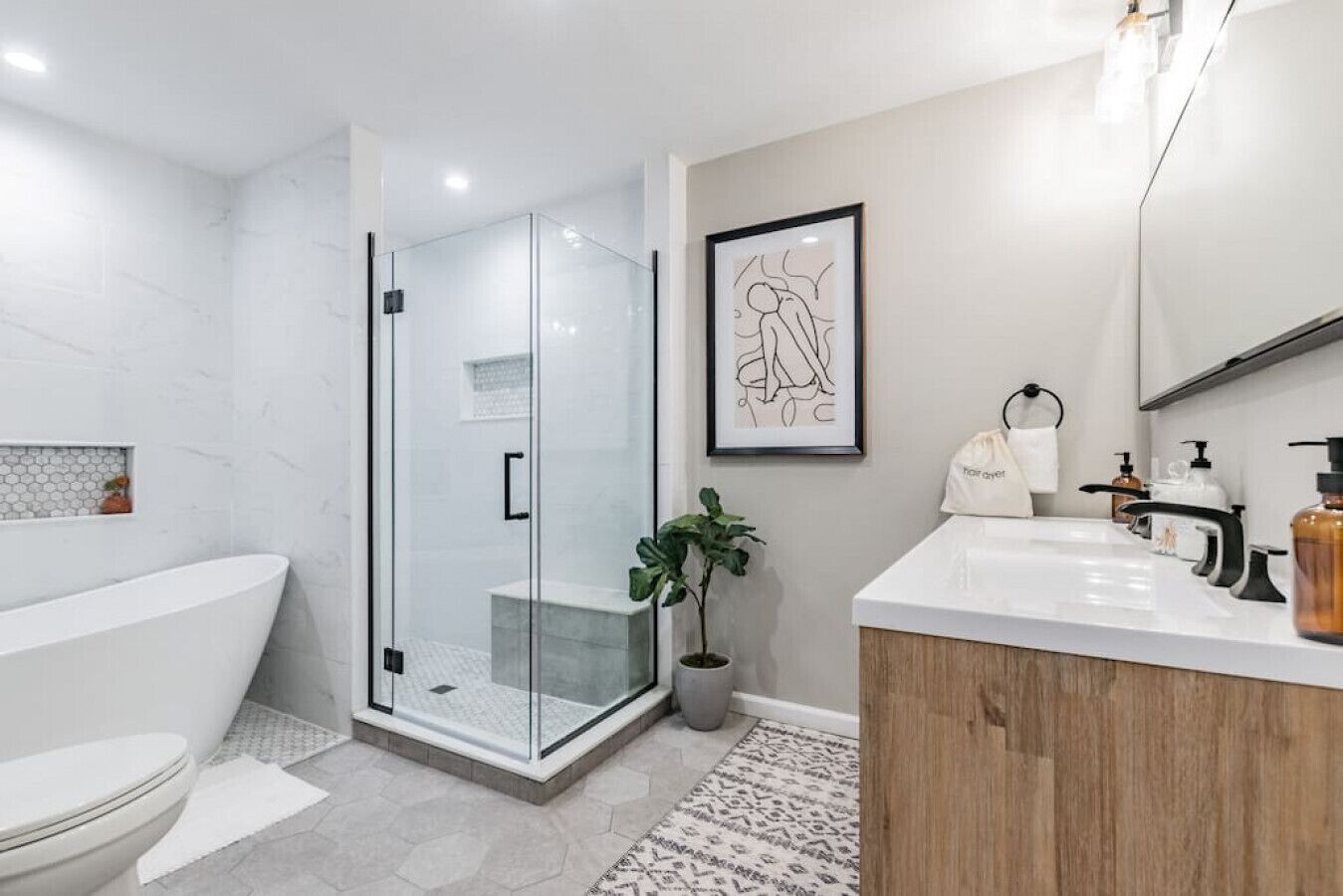 Combined shower/bathtub, hair dryer, towels, soap